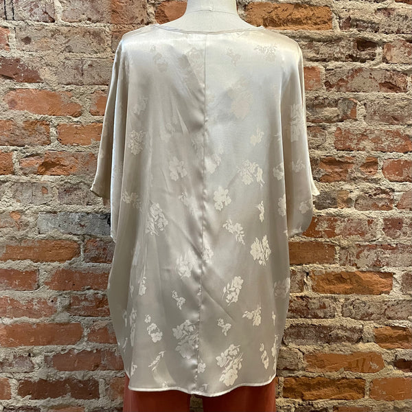 PIXI & IVY WHITE SHORT SLEEVE TOP WITH FLOWER PRINT IN SATIN